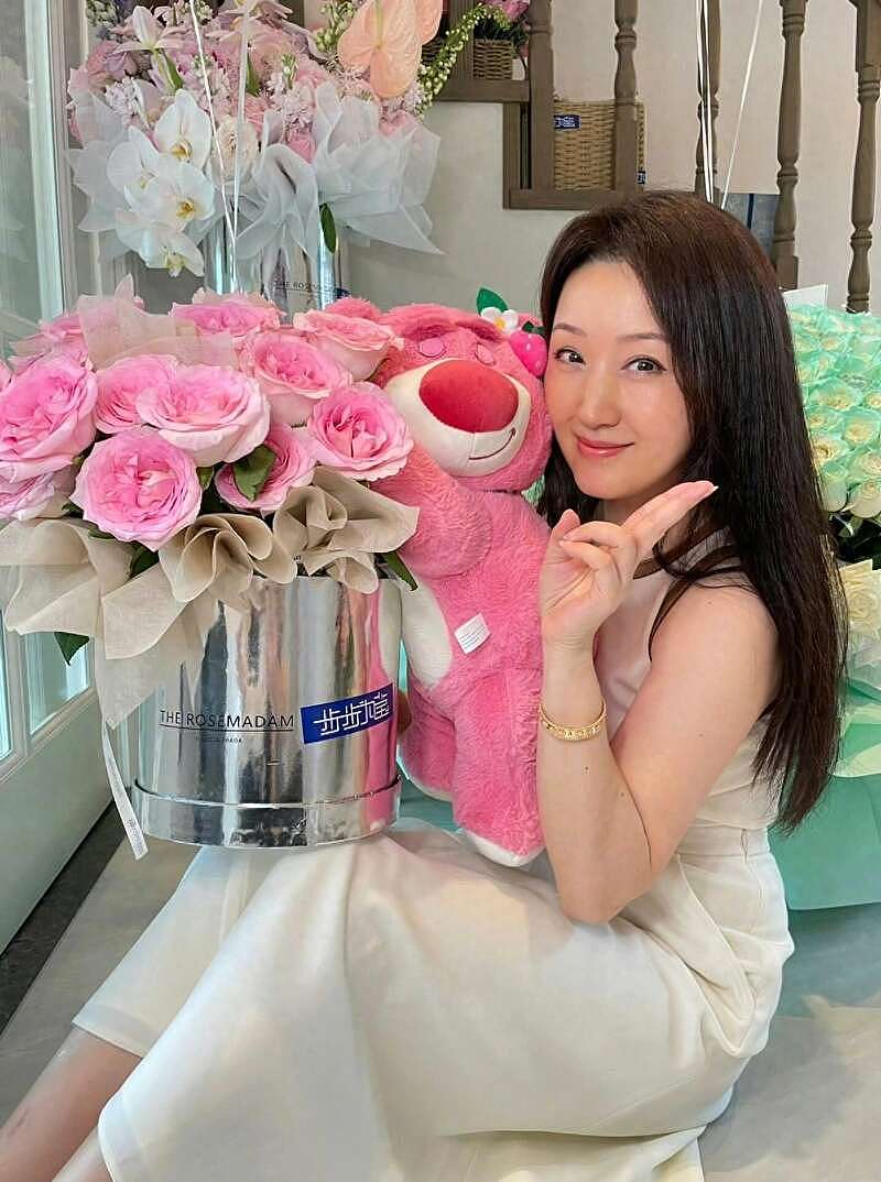 52岁杨钰莹在豪宅自拍，穿小白裙嫩得像“水蜜桃”（组图） - 1