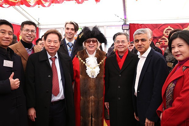 外媒：英国伦敦市长与中国大使及亲共侨领同台贺岁引争议（图） - 1