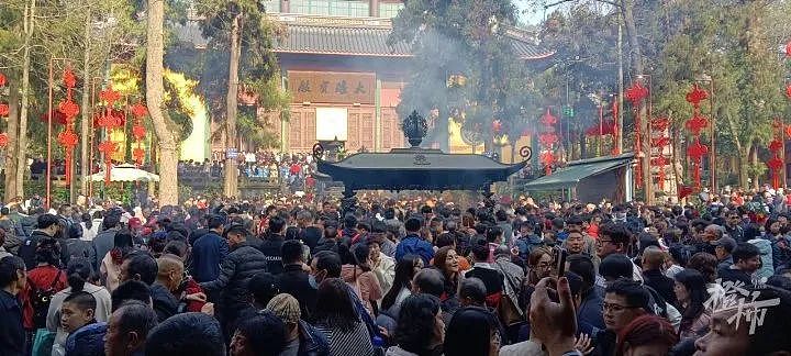超4万人涌入杭州北高峰拜财神，灵隐寺吃素面的游客排到后厨门口（组图） - 16