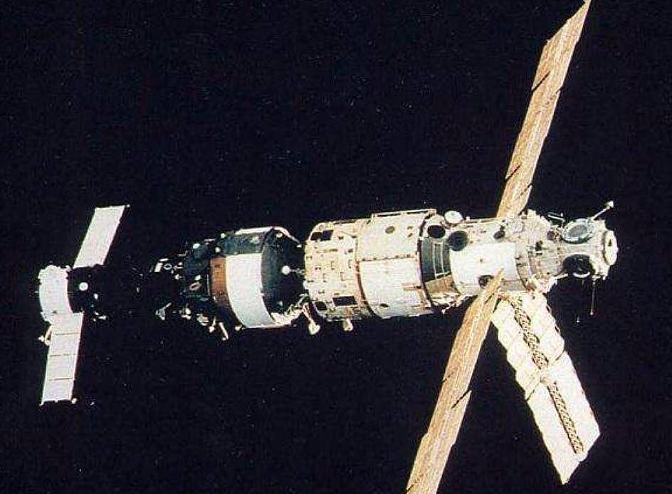 1971年，苏联飞船返回地球，打开舱门却发现三名宇航员已经死亡（组图） - 3