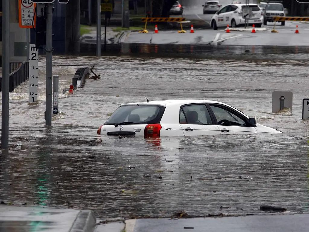 布里斯班遭暴雨侵袭，降雨刷新记录！城区多地被淹，一女子不幸身亡！超50条道路关闭（组图） - 11