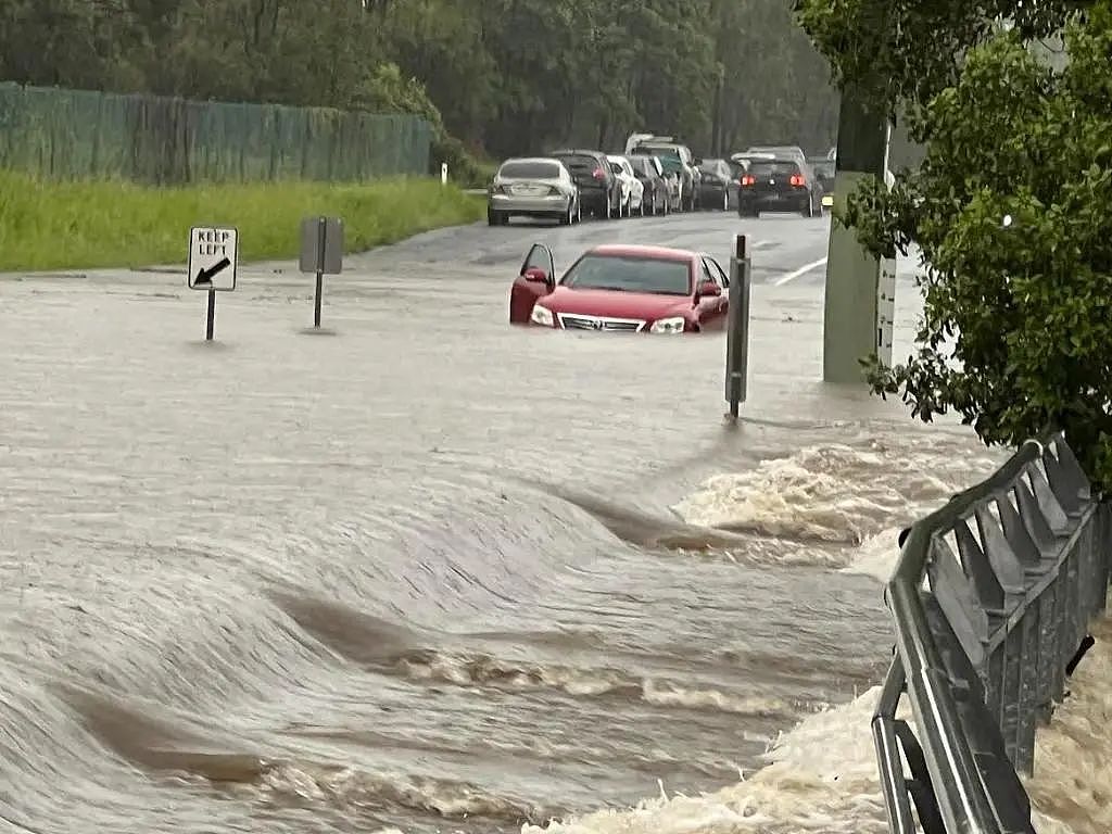 布里斯班遭暴雨侵袭，降雨刷新记录！城区多地被淹，一女子不幸身亡！超50条道路关闭（组图） - 3