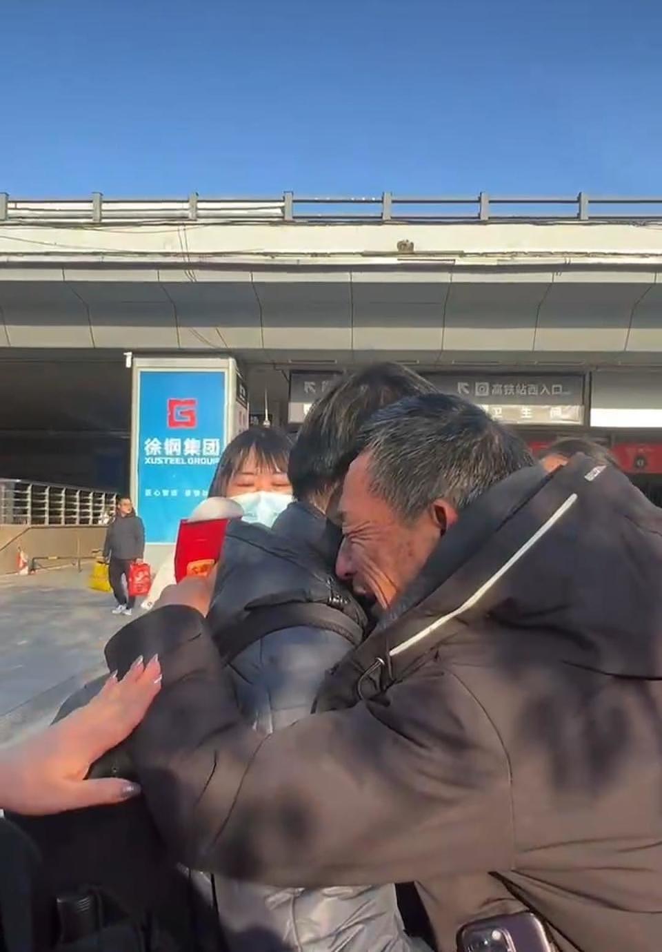 华裔小伙回国认亲：30年前在火车站走失，生父已去世多年，看到亲生母亲很心疼（组图） - 7
