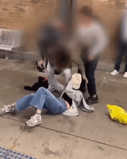 视频凄惨！澳洲中国小情侣遭4女孩群殴：疯狂撕扯+抢劫，尖叫不断！路人冷眼…（视频/组图） - 4