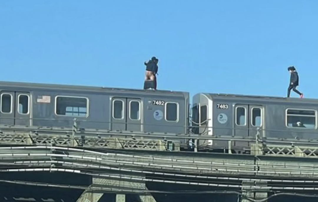 地铁顶上惊现2男子脱裤“激战”！网友全程拍照...（组图） - 2