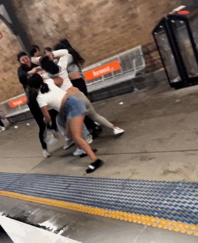 视频凄惨！澳洲中国小情侣遭4女孩群殴：疯狂撕扯+抢劫，尖叫不断！路人冷眼…（视频/组图） - 3
