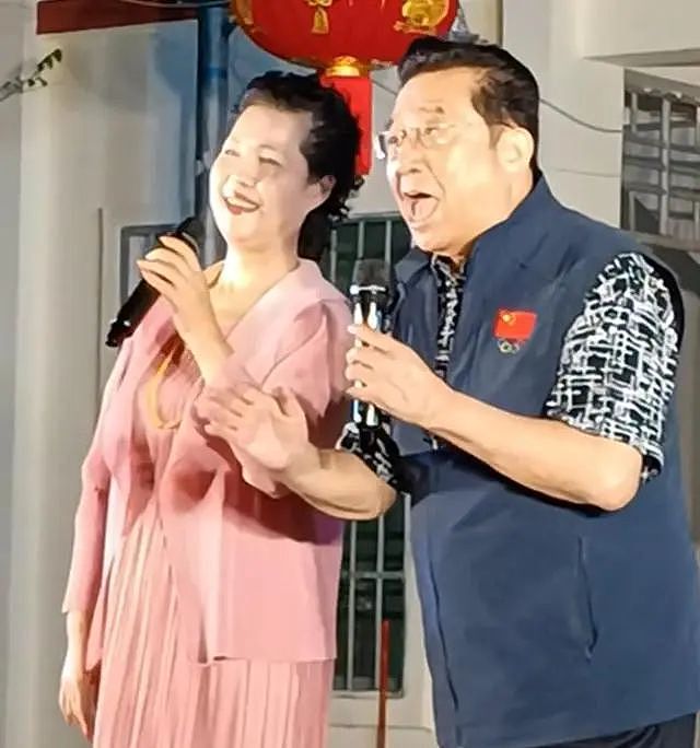 李双江夫妇农村演出，58岁梦鸽打扮粉嫩很少女，台上牵手秀恩爱（组图） - 1