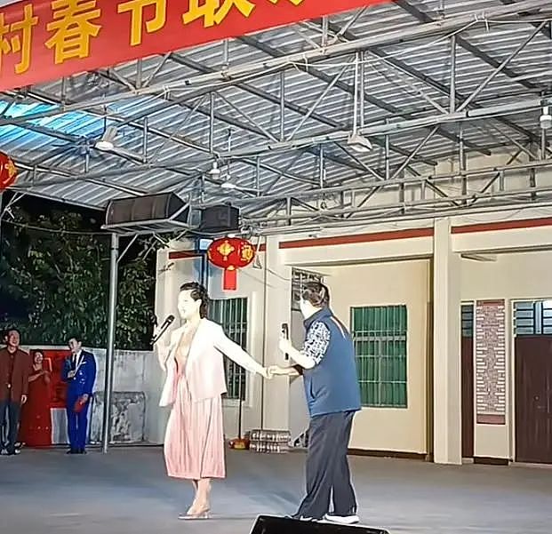 李双江夫妇农村演出，58岁梦鸽打扮粉嫩很少女，台上牵手秀恩爱（组图） - 2