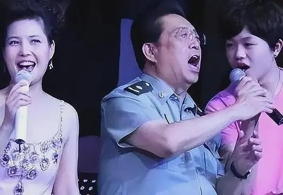 李双江夫妇农村演出，58岁梦鸽打扮粉嫩很少女，台上牵手秀恩爱（组图） - 7