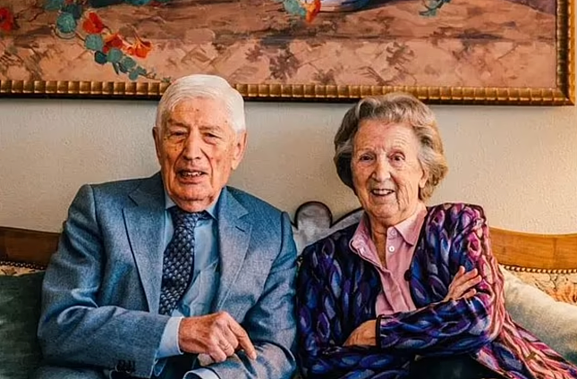 荷兰93岁前首相与妻子一起安乐死！相伴70年，真爱至死不渝…（组图） - 1