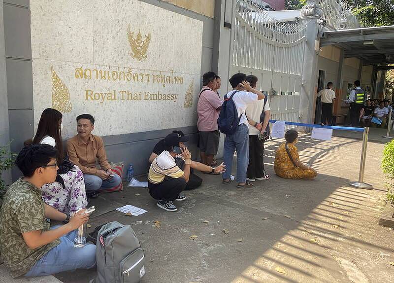 这国年轻人集体逃跑，大使馆外千人排队抢办签证（组图） - 1