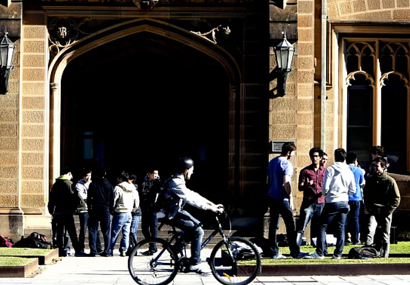 炸锅！大量国际学生赴澳受阻，入学被取消！很多人都收到了通知！留学生人数恐锐减10万，悉大公开抵制，中国学生群起响应（组图） - 2