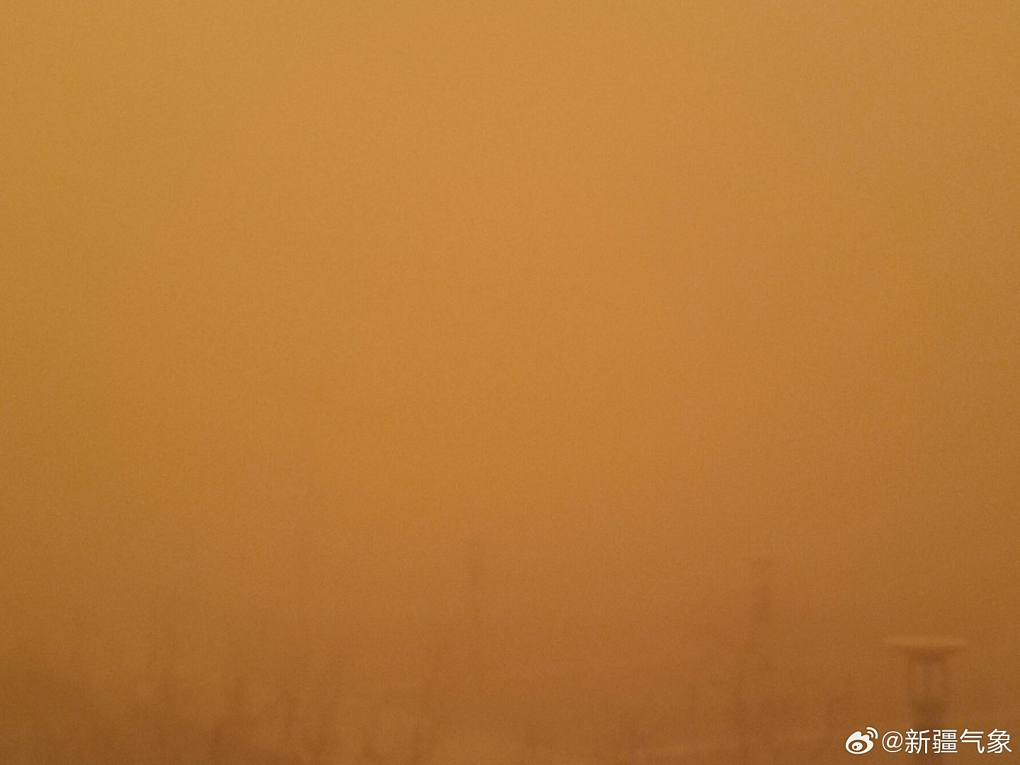 新疆特强沙尘暴，赤橙色天空犹如异世界，游客亲历车窗碎裂被吹走（组图） - 3