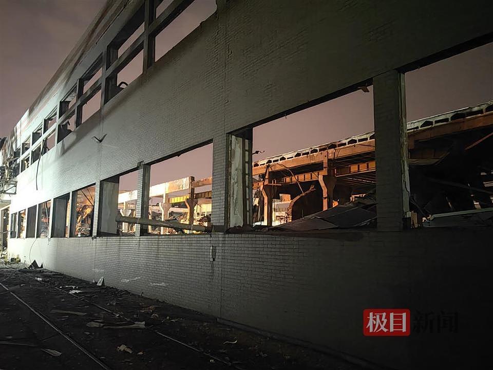 江苏海安爆炸工厂核心区：一厂房顶棚坍塌近半，另有车间设备仍在运转（视频/组图） - 4