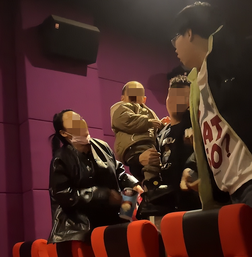 黑龙江电影院“大学生下跪3岁小孩”事件，暴露了多少中年人的自杀式教育困局（组图） - 1
