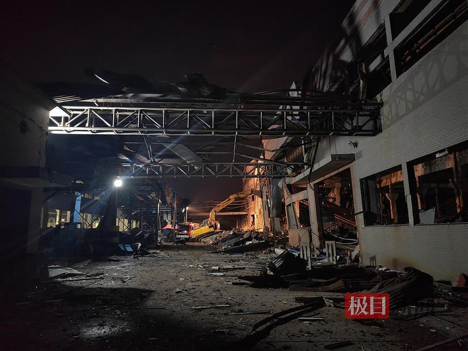 江苏海安爆炸工厂核心区：一厂房顶棚坍塌近半，另有车间设备仍在运转（视频/组图） - 3