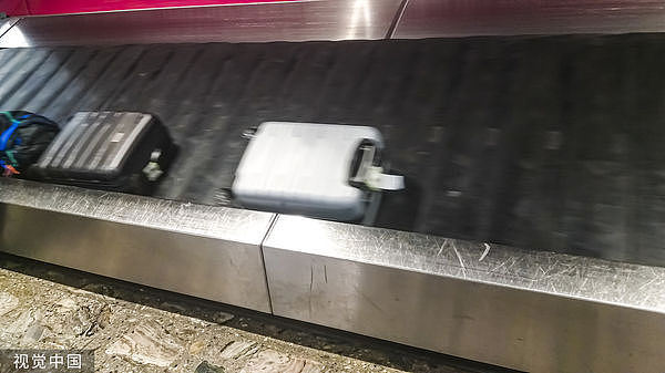 机场行李员围巾卷入输送带勒颈拖行！目击者吓：没死是奇迹（图） - 1