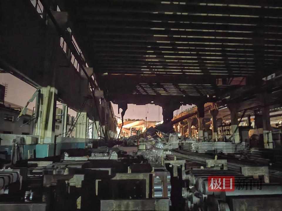 江苏海安爆炸工厂核心区：一厂房顶棚坍塌近半，另有车间设备仍在运转（视频/组图） - 5