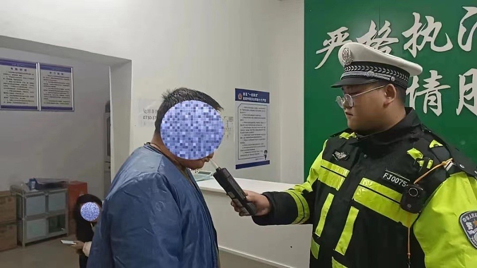 “叫你放我一马你不放，我溺死你”，男子酒驾逃逸拉交警投湖被刑拘（视频/组图） - 1