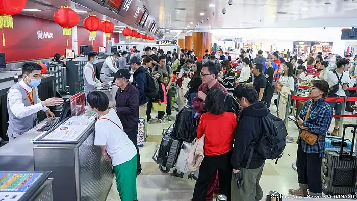 八天春节假期：中国旅游收入激增五成，票房打破记录（组图） - 1