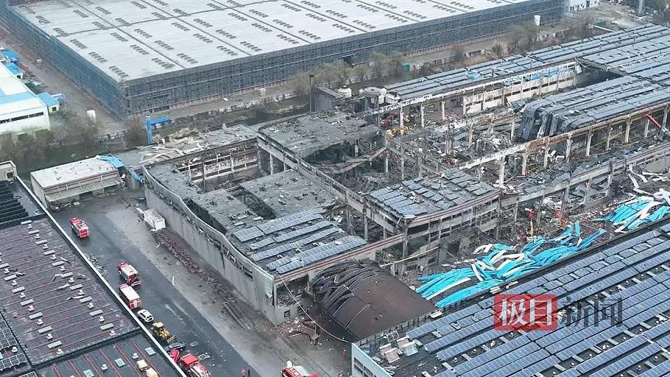 江苏海安爆炸工厂核心区：一厂房顶棚坍塌近半，另有车间设备仍在运转（视频/组图） - 1