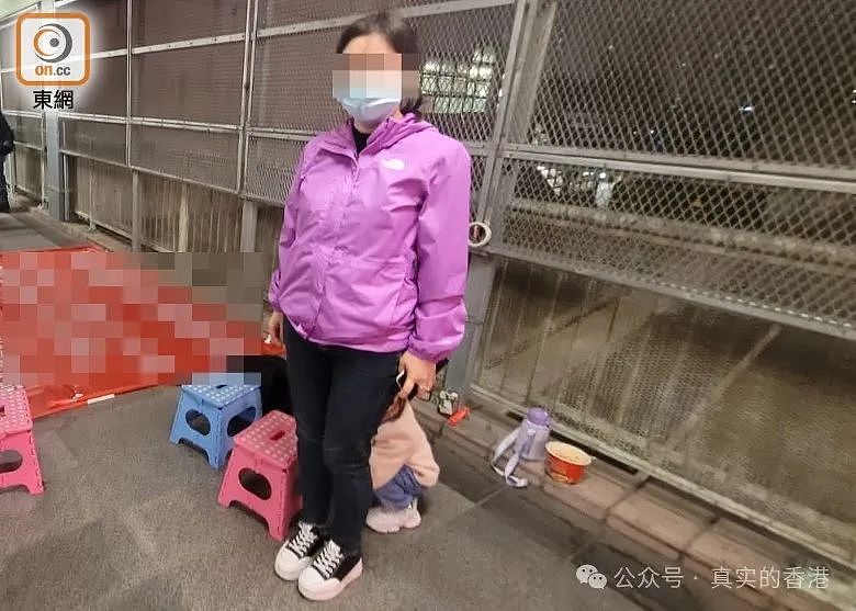 深圳女子花1650万港币买房移民香港，地铁站拉横幅告中介误导！引发热议（组图） - 5