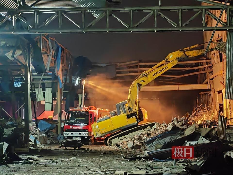 江苏海安爆炸工厂核心区：一厂房顶棚坍塌近半，另有车间设备仍在运转（视频/组图） - 2