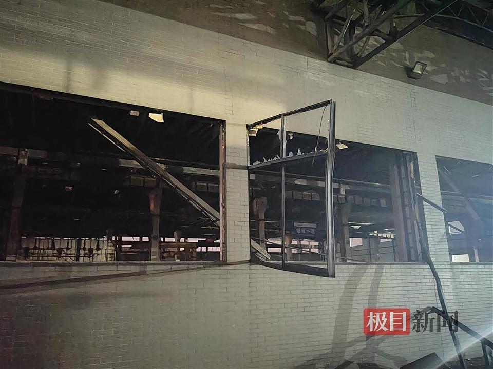 江苏海安爆炸工厂核心区：一厂房顶棚坍塌近半，另有车间设备仍在运转（视频/组图） - 7