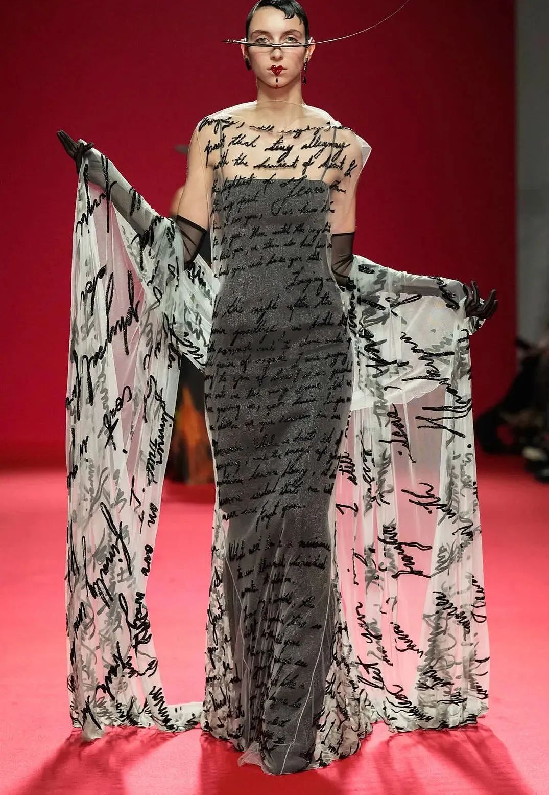 中式恐怖美学！中国设计师用“泣血新娘”，惊艳巴黎时尚圈（组图） - 8