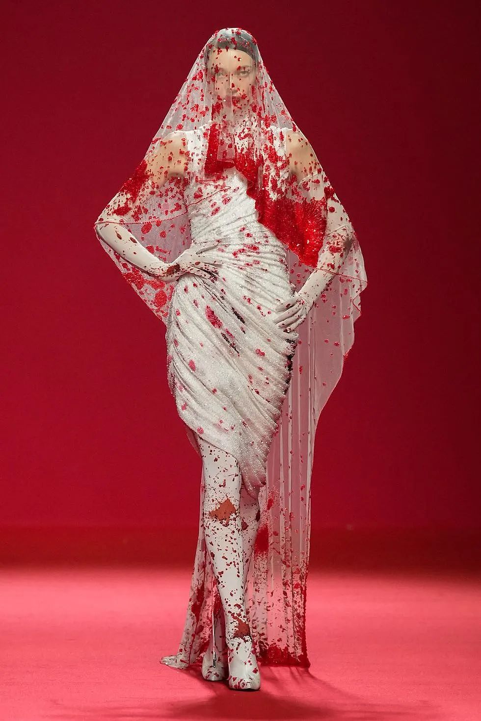 中式恐怖美学！中国设计师用“泣血新娘”，惊艳巴黎时尚圈（组图） - 1