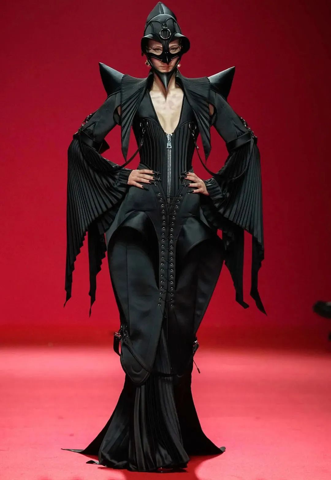 中式恐怖美学！中国设计师用“泣血新娘”，惊艳巴黎时尚圈（组图） - 17