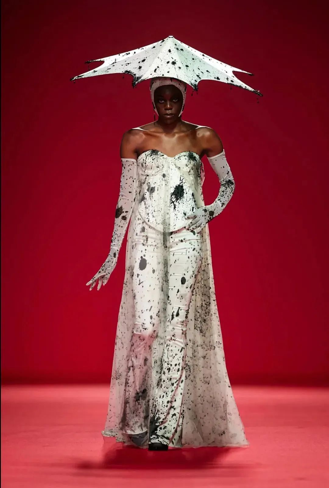 中式恐怖美学！中国设计师用“泣血新娘”，惊艳巴黎时尚圈（组图） - 13