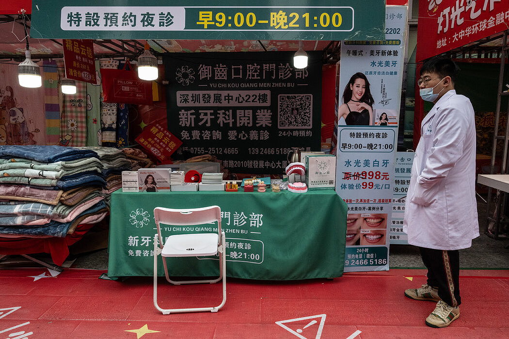 自2023年1月，中国在经历了几年大流行期间的与世隔绝后开放边境以来，香港居民已将深圳作为周末购物、用餐，甚至看牙医的目的地。
