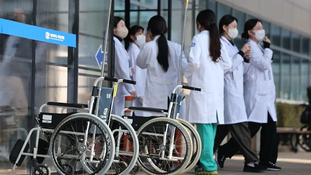 韩国医疗系统要崩？！一半医生辞职罢工，手术推迟，癌症病人慌到上网求助...（组图） - 10