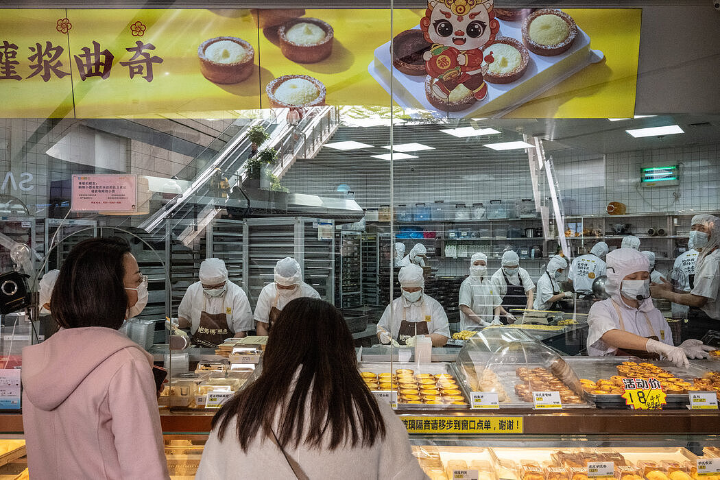 在鲍师傅等待购买糕点的香港人。
