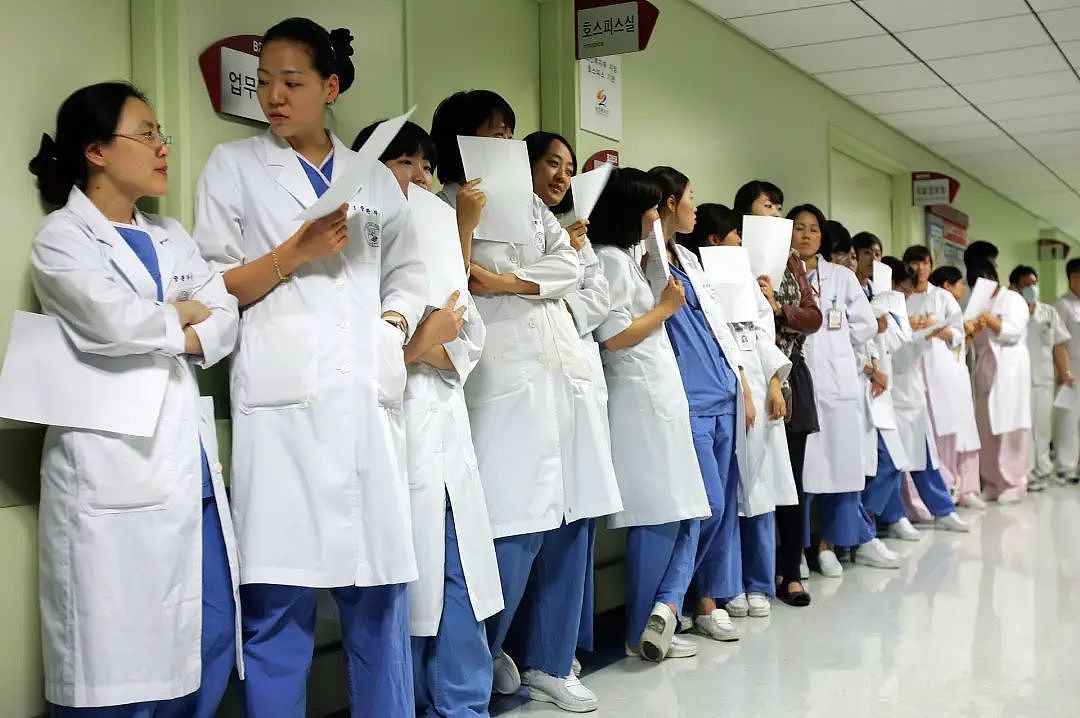 韩国医疗系统要崩？！一半医生辞职罢工，手术推迟，癌症病人慌到上网求助...（组图） - 7