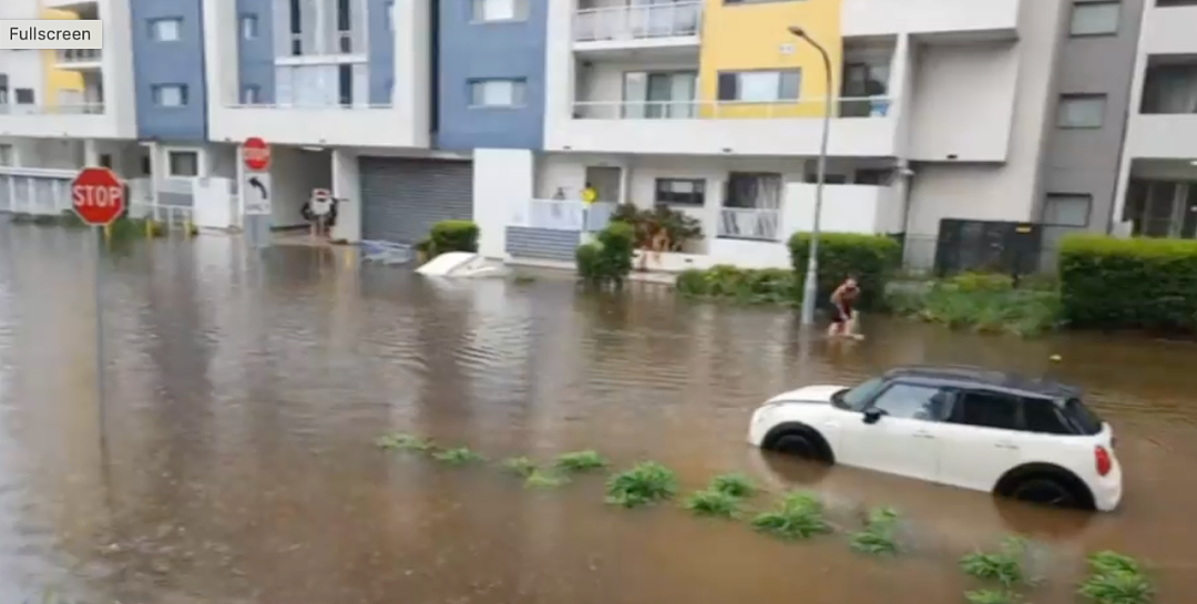 悉尼华人区暴雨成“汪洋大海”，洪水围困触目惊心！“阳台变泳池！”不少华人家宅进水！3小时雷击7.5万次4人躲树下烧伤（组图） - 7