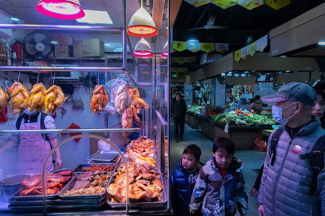 香港人正在去邻近的中国城市深圳购买日用品、用餐和发掘新的珍珠奶茶店。
