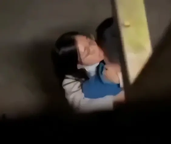 上海美女教师出轨16岁学生后续！疑似激吻画面曝光，抱着学生狂啃（组图） - 3