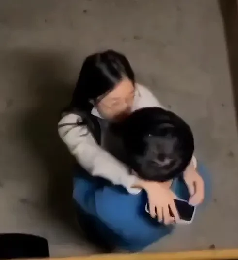 上海美女教师出轨16岁学生后续！疑似激吻画面曝光，抱着学生狂啃（组图） - 5