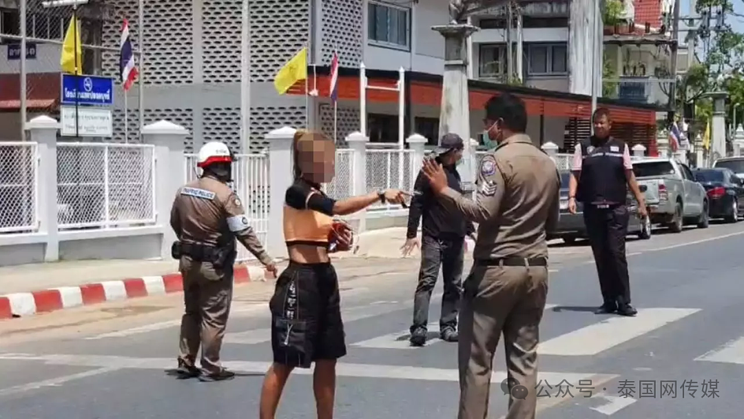 发狂、扔东西、脱衣？中国女子在泰国警局突发狂！自言自语+脱衣袭警...（视频/组图） - 2