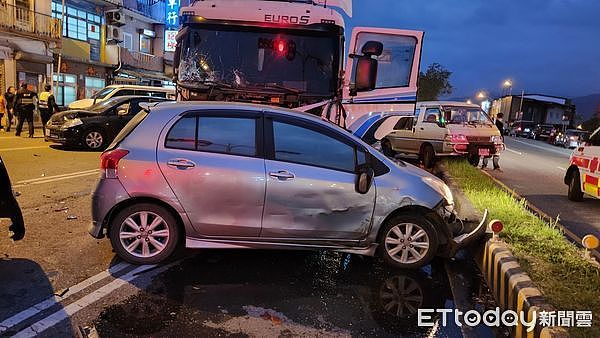 台湾宜兰严重车祸16伤！拖板车“司机捡手机”冲撞10车（视频/组图） - 4