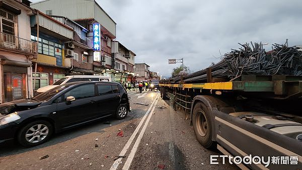 台湾宜兰严重车祸16伤！拖板车“司机捡手机”冲撞10车（视频/组图） - 3
