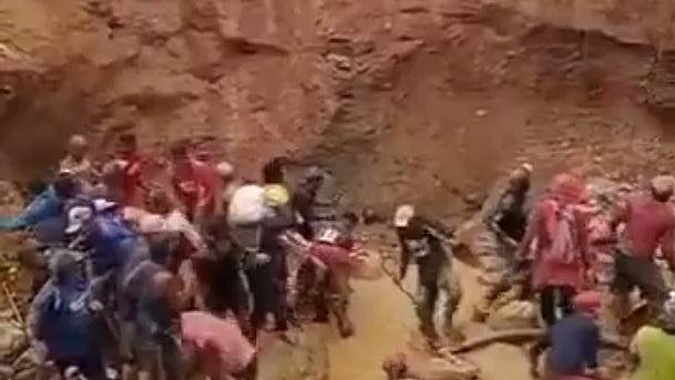 慎入！委内瑞拉非法金矿突坍塌，镜头拍下恐怖瞬间，30死逾百失踪（组图） - 1