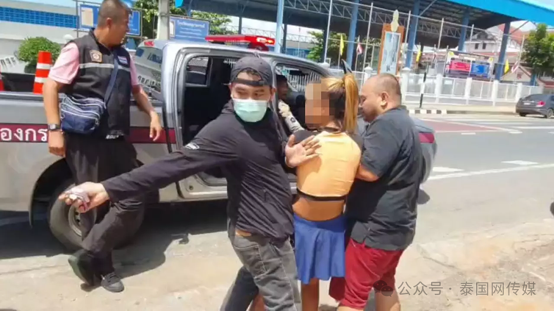 发狂、扔东西、脱衣？中国女子在泰国警局突发狂！自言自语+脱衣袭警...（视频/组图） - 3