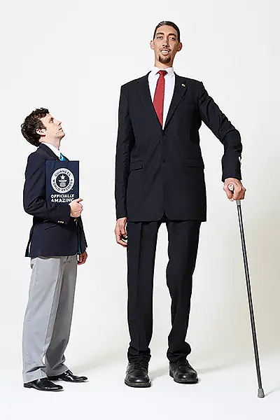 宛如特效！世界最高男人和最矮女人在一起是什么感觉（组图） - 7