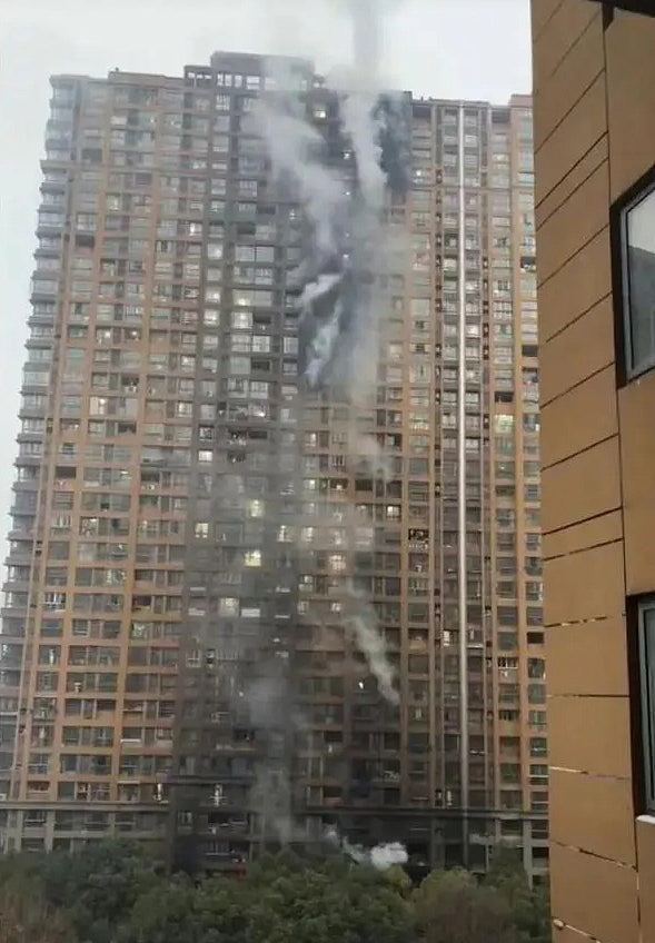 南京住宅大厦凌晨火警，大火波及多个单位，至少4人死（组图） - 3