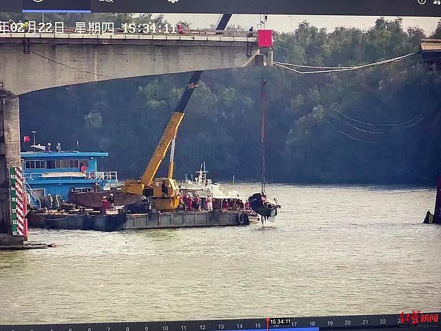 广州沥心沙大桥被撞完整影片曝光！5车10分钟内从断裂处直冲而下（视频/组图） - 7
