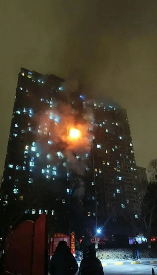 南京住宅大厦凌晨火警，大火波及多个单位，至少4人死（组图） - 1
