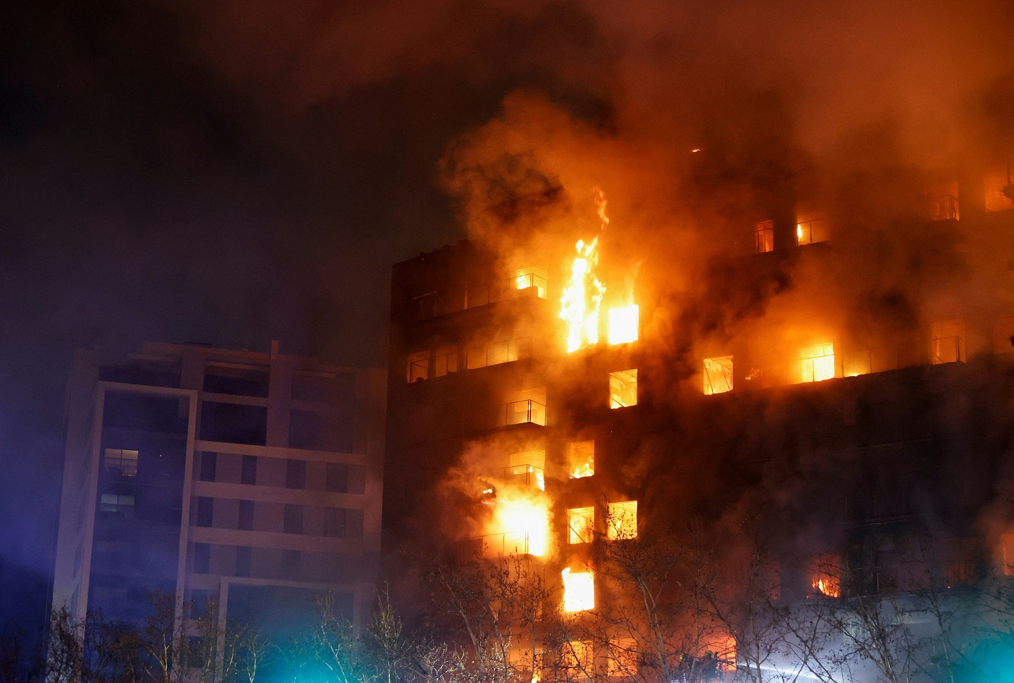 视频曝光！14层公寓大楼烧成火海，住户困阳台求救，4死19失踪（视频/组图） - 2